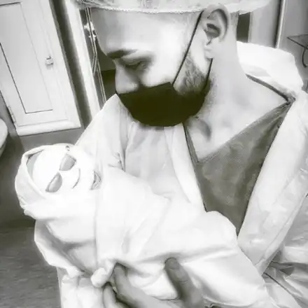 СКАНДАЛ:  Майки на бунт срещу Криско заради снимка от родилния дом