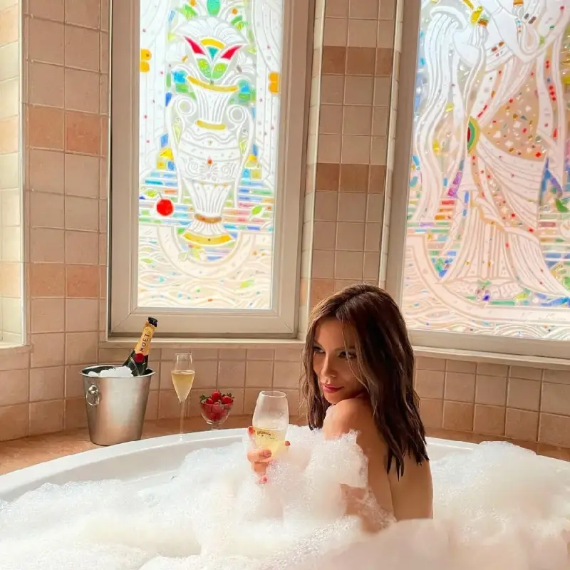 След сауната: Емилия се пусна и от ваната (Фото)