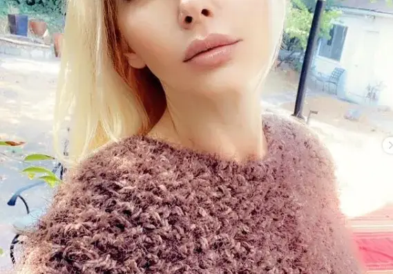 Соня Васи пак подхвана плетките, Азис я рекламира