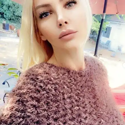 Соня Васи пак подхвана плетките, Азис я рекламира