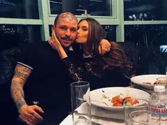 Теди Хитлера пази силиконовото си гадже от нагли свалячи