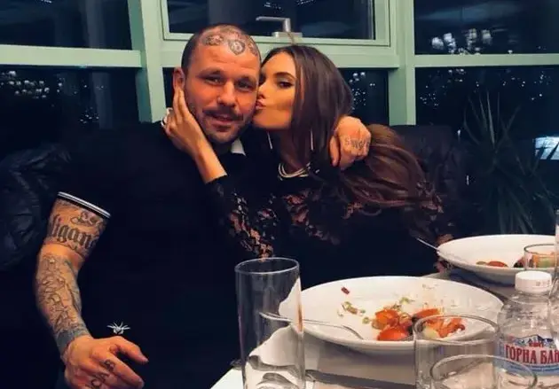 Теди Хитлера пази силиконовото си гадже от нагли свалячи