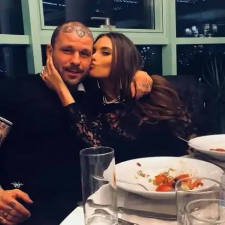 Теди Хитлера пази силиконовото си гадже от нагли свалячи