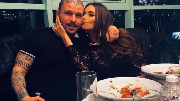 Теди Хитлера пази силиконовото си гадже от нагли свалячи