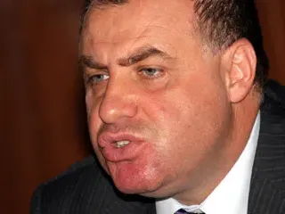 Това ли е „новото“? Слави Трифонов взе скандален екс министър символ на корупция