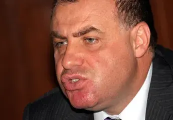 Това ли е „новото“? Слави Трифонов взе скандален екс министър символ на корупция