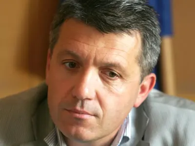 Това ли е „новото“? Слави Трифонов взе скандален екс министър символ на корупция