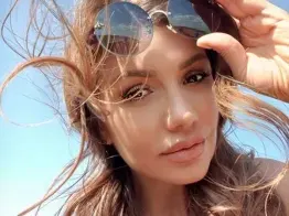 Внучката на Тато стана бижутер (Елизабет Живкова продава медальони в Милано)