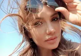 Внучката на Тато стана бижутер (Елизабет Живкова продава медальони в Милано)