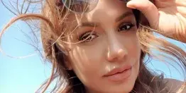 Внучката на Тато стана бижутер (Елизабет Живкова продава медальони в Милано)