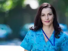 Актрисата Неда Спасова става доброволец (Дари лаптопа си на дете в нужда)