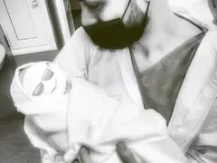 СКАНДАЛ:  Майки на бунт срещу Криско заради снимка от родилния дом