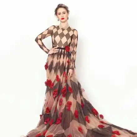 500 часа правят роклята на Мария Бакалова! (400 рози са продирани ръчно)