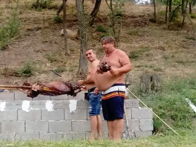 A signal to PIK: Bosses of the Green cooking barbeque in an eco-village with European money (a shocking photo)