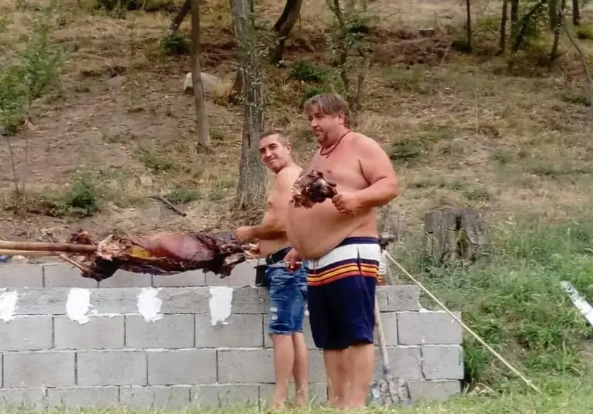 A signal to PIK: Bosses of the Green cooking barbeque in an eco-village with European money (a shocking photo)