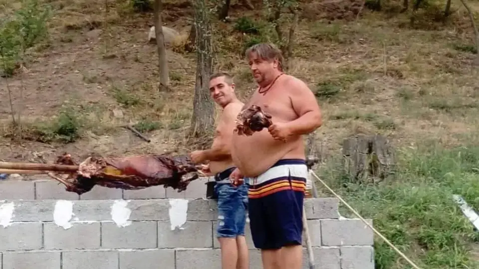 A signal to PIK: Bosses of the Green cooking barbeque in an eco-village with European money (a shocking photo)