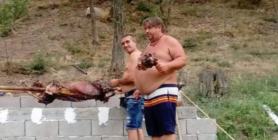 A signal to PIK: Bosses of the Green cooking barbeque in an eco-village with European money (a shocking photo)