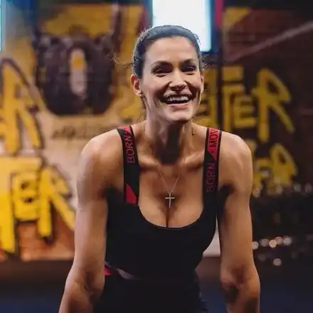 Ако щете вярвайте! Теди Велинова тренира месене на козунак във фитнеса