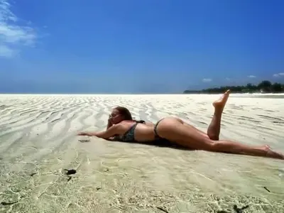 Aлекс Раева показа горещо тяло от Занзибар