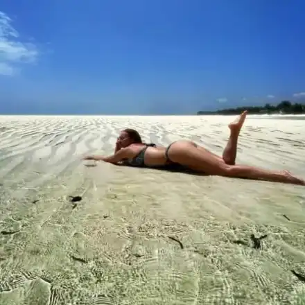 Aлекс Раева показа горещо тяло от Занзибар