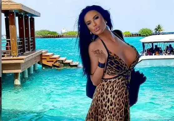 Анна-Мария Чернева пъчи силикони на Малдивите