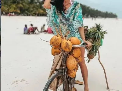 Биляна Йотовска изкушава в розово от Занзибар! (ФОТО)