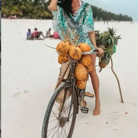 Биляна Йотовска изкушава в розово от Занзибар! (ФОТО)