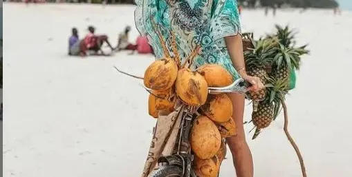 Биляна Йотовска изкушава в розово от Занзибар! (ФОТО)