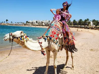 Бременната моделка Вики Джумпарова се качи на камила (СНИМКИ)