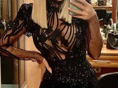 Чалгата е в кръвта й: Есил Дюран шашна публиката в Сатирата с прозрачно боди