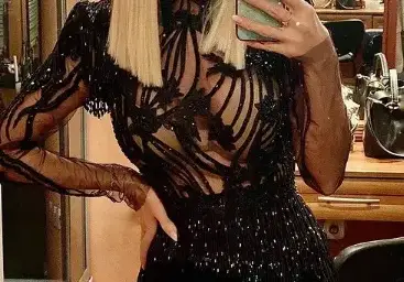 Чалгата е в кръвта й: Есил Дюран шашна публиката в Сатирата с прозрачно боди