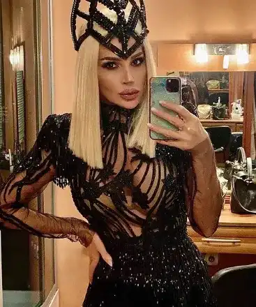 Чалгата е в кръвта й: Есил Дюран шашна публиката в Сатирата с прозрачно боди