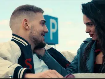 Даяна Ханджиева напълно забрави фокусника Данчо, натиска се с гаджето в клип