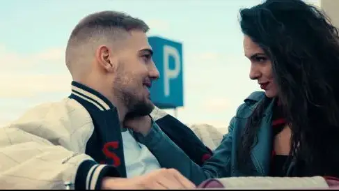 Даяна Ханджиева напълно забрави фокусника Данчо, натиска се с гаджето в клип