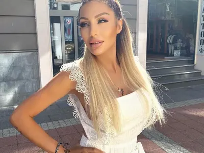 Джулиана Гани се хвали: С килограмите си от 9-и клас съм! (Вижте колко тежки плеймейтката)