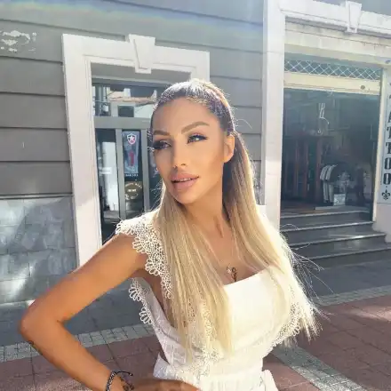 Джулиана Гани се хвали: С килограмите си от 9-и клас съм! (Вижте колко тежки плеймейтката)