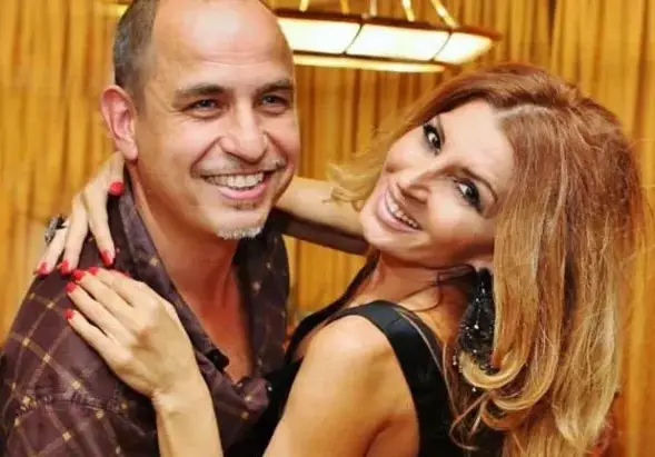 Есил Дюран командори мъжа си