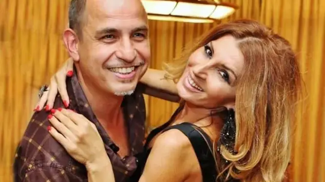 Есил Дюран командори мъжа си