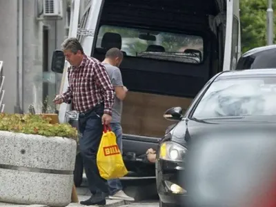 Георги Първанов пазарува в коридорите за пенсионери