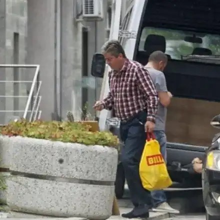 Георги Първанов пазарува в коридорите за пенсионери