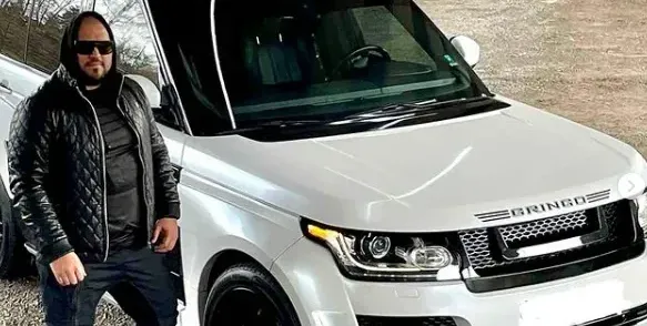 Гринго си махна името от капака на колата