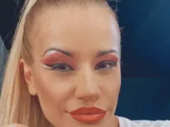 И адреналинката Яна си клъцва носа