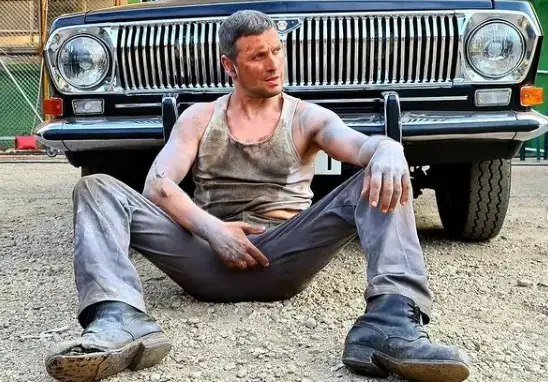 Косъма се снима с Кейт Бекет