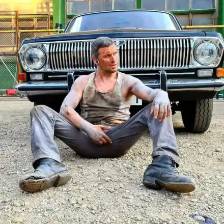 Косъма се снима с Кейт Бекет