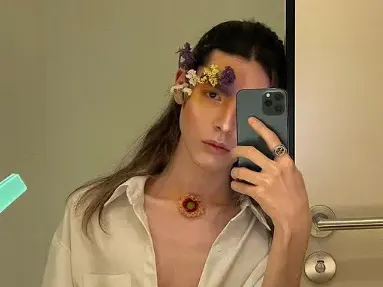 Крис Костов взе мерки, за да не се убоде на хурката (Снимка)