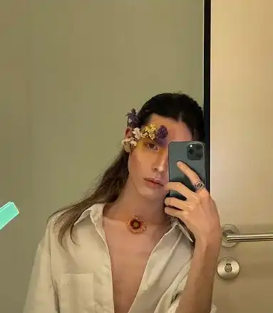 Крис Костов взе мерки, за да не се убоде на хурката (Снимка)