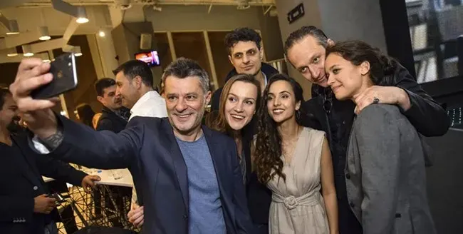 Куката дава любовни съвети в уебсериал