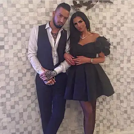 Любимата на Джино го чака на припек (Той я взима с Бентли - Папарашки снимки)