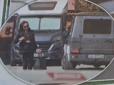 Любимата на Джино го чака на припек (Той я взима с Бентли - Папарашки снимки)