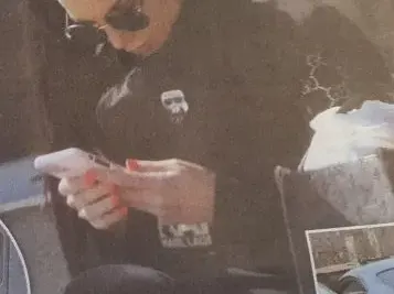 Любимата на Джино го чака на припек (Той я взима с Бентли - Папарашки снимки)